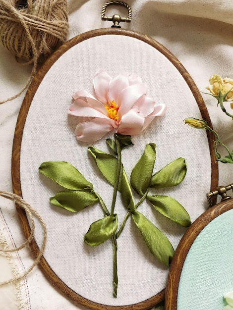 haftowana rama z kwiatami